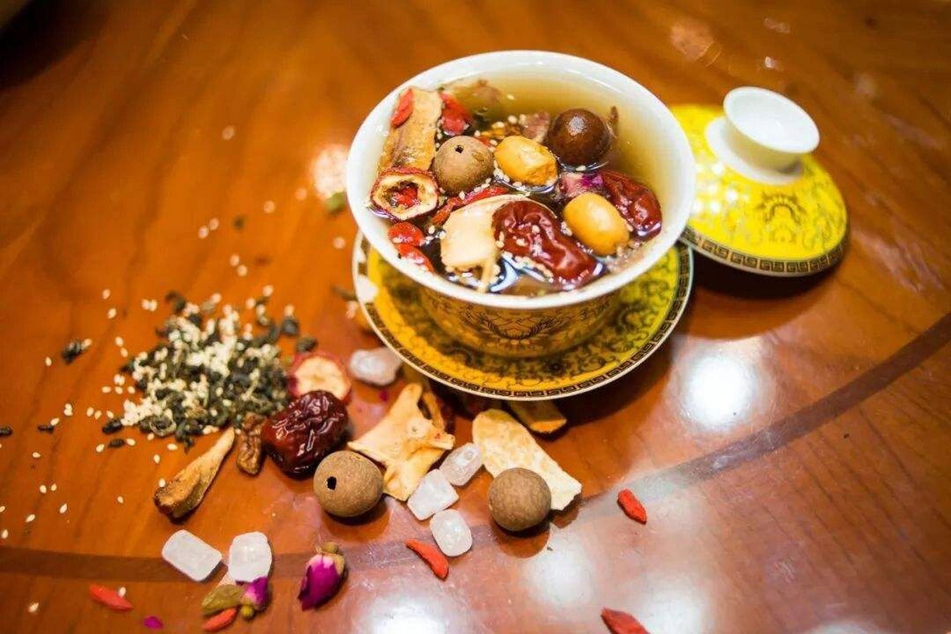 喝八宝茶的好处: 补肝益肾 男性使用八宝茶是可以起到补肝益肾的作用