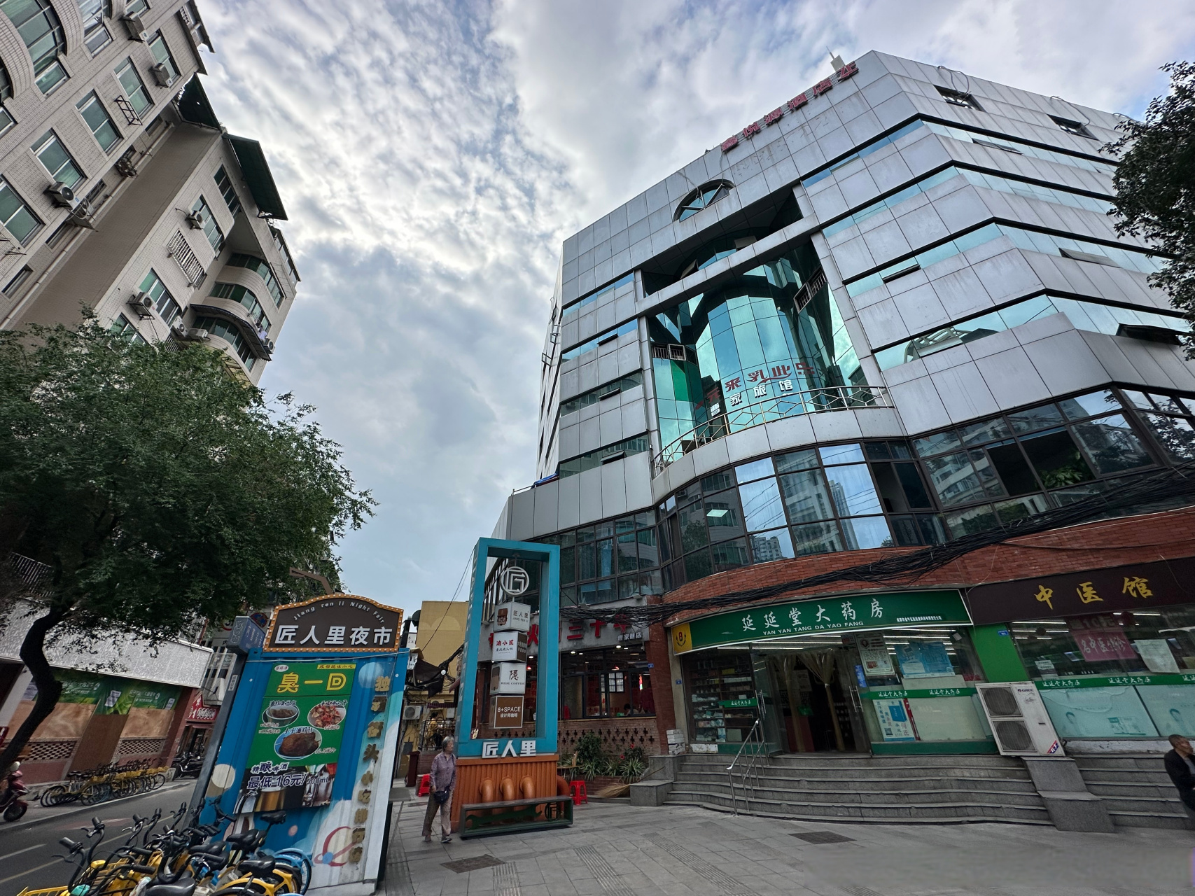 酒店地址:金牛区星辉中路3号(鑫穗鑫宾馆)  2.