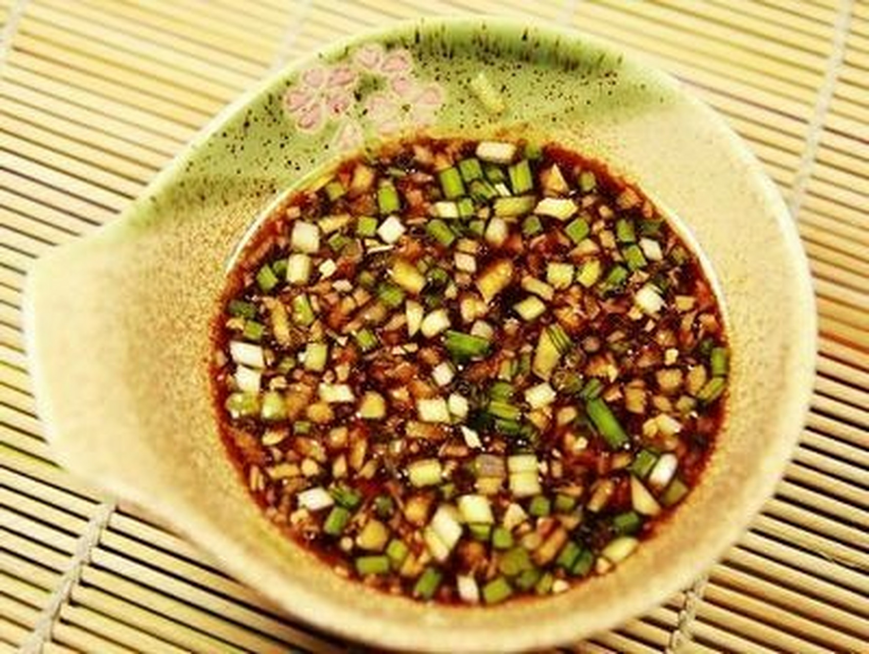 白切鸡蘸酱大全 白斩鸡蘸料的做法大全: 姜蒜葱味料 材料:姜20g,蒜20g