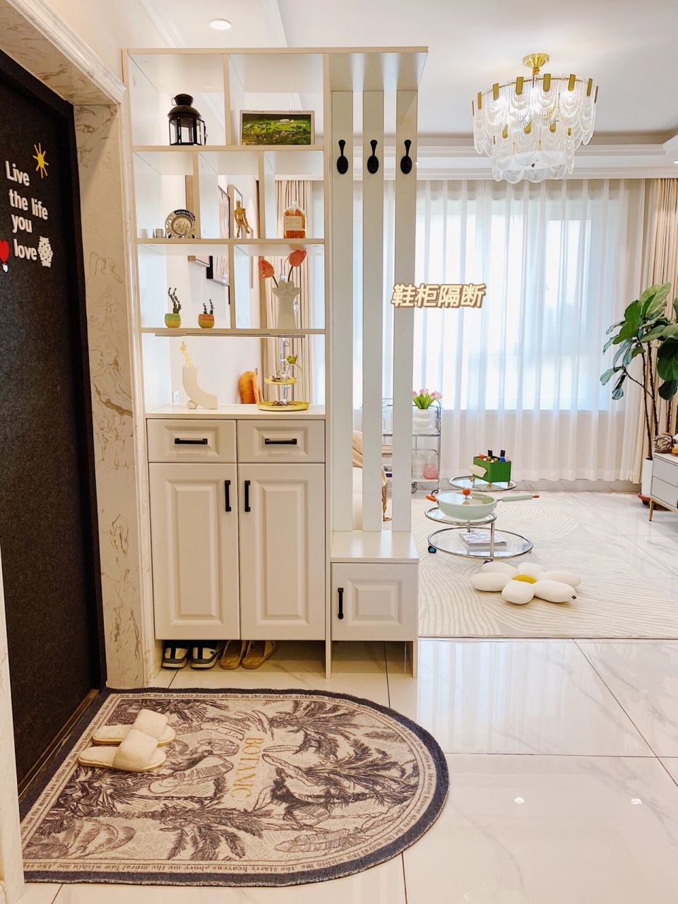 家里户型是餐客厅一体的小户型,没有玄关,为了使餐客厅简单隔开褪时