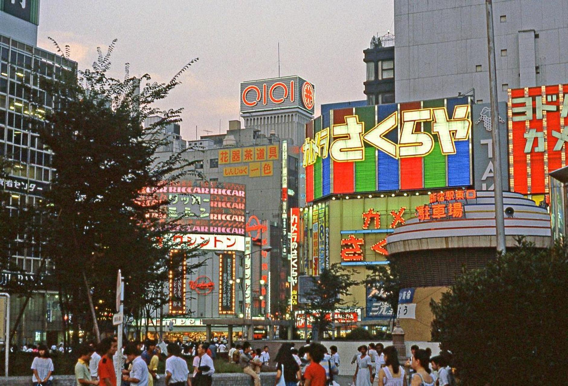 四十年前的日本东京新宿駅東口街景 于1982年七月(昭和57年)拍摄.