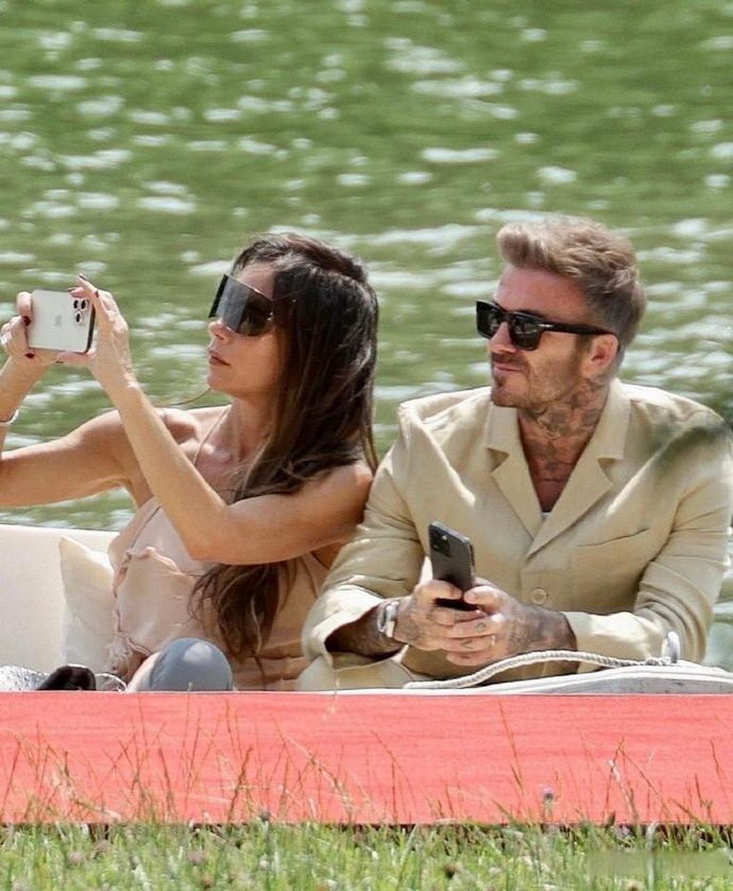 贝克汉姆夫妇在凡尔赛宫看秀! 养眼夫妇一起亮相!