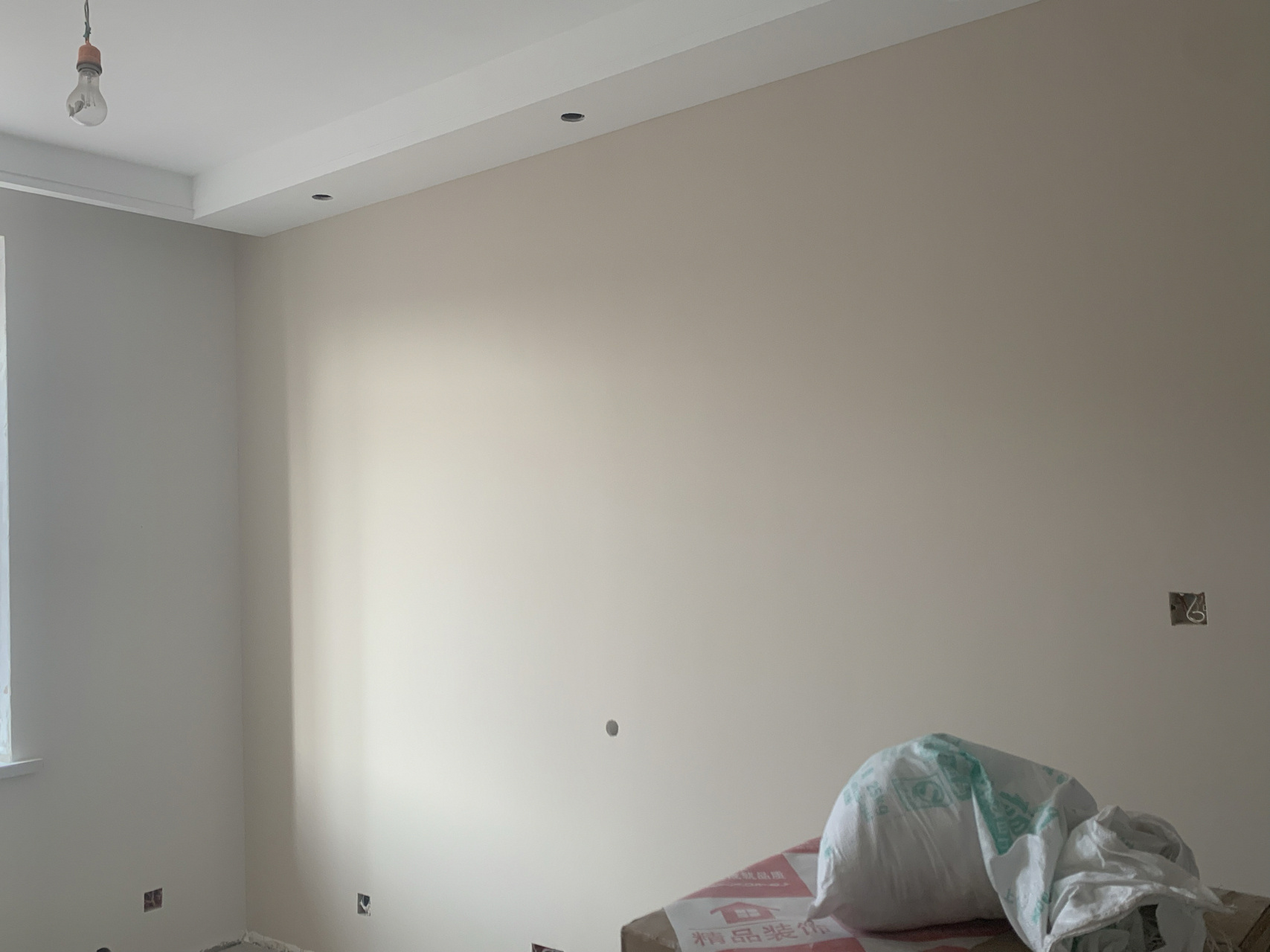 杏子灰 布莱垦棕电视背景墙 下午五点40左右在房子里拍的.