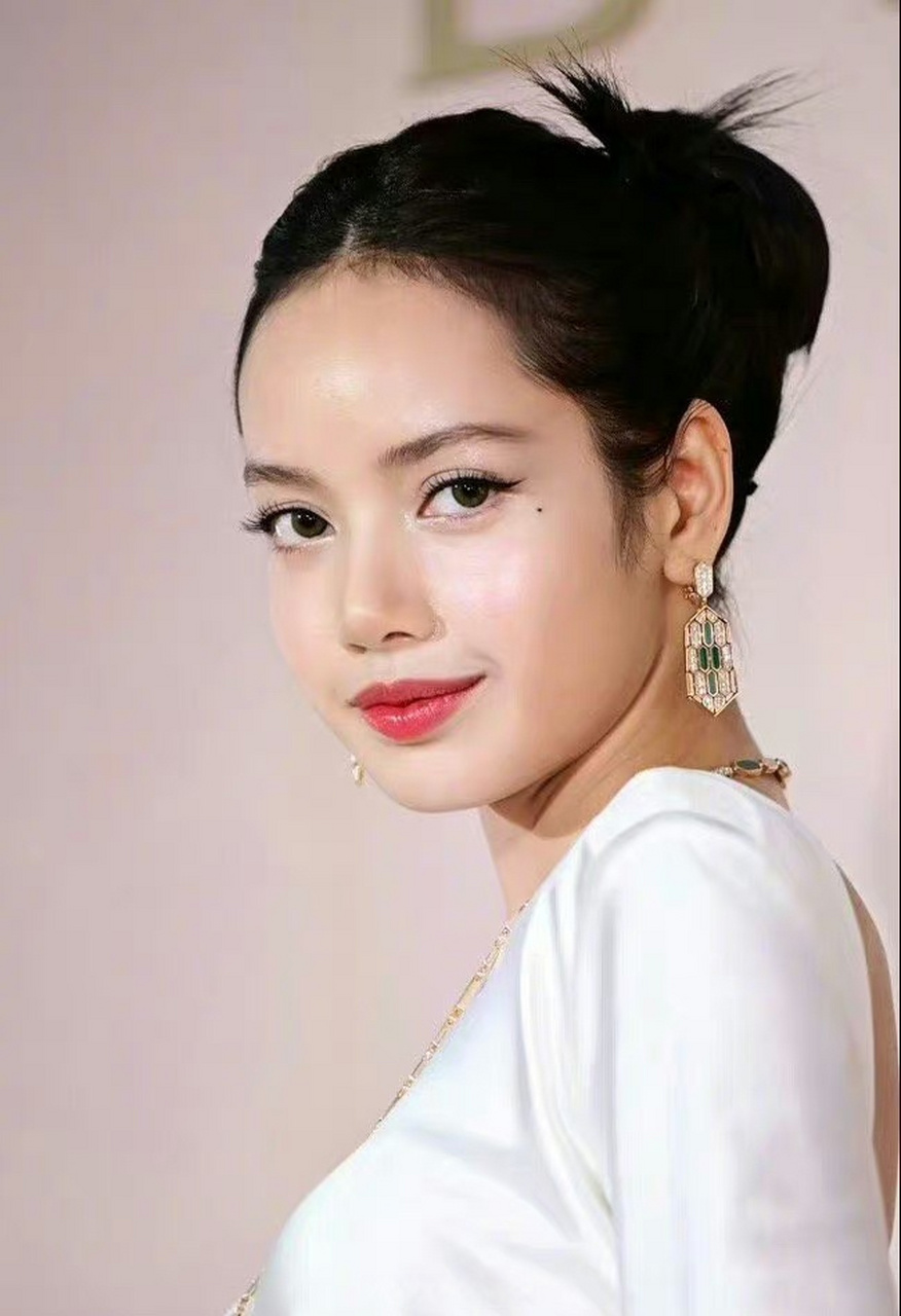 lisa出席宝格丽活动,她最近好像找到了露额头的正确打开方式,就是粉底