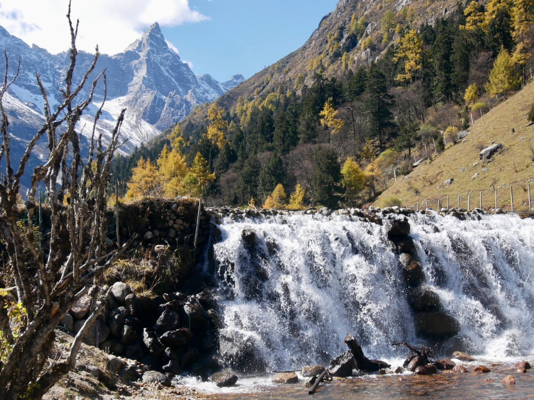 毕棚沟米亚罗两日游 第一天,从成都出发两个小时到桃坪羌寨,门票30,可