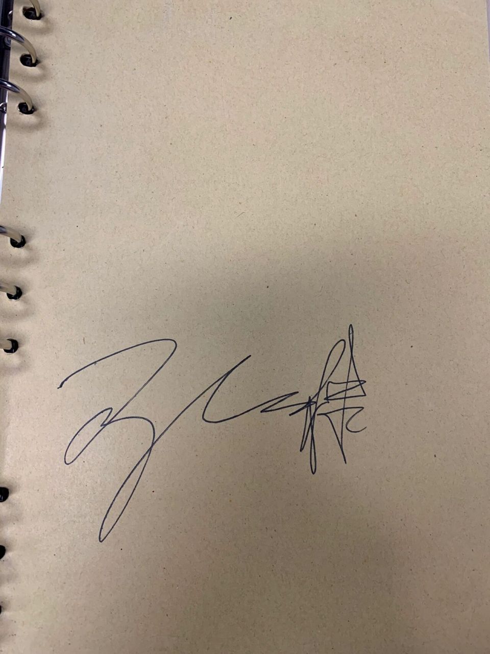 王鹤棣回乐山给同事的签名   王鹤棣人挺好的,来我们公司给父母买别墅