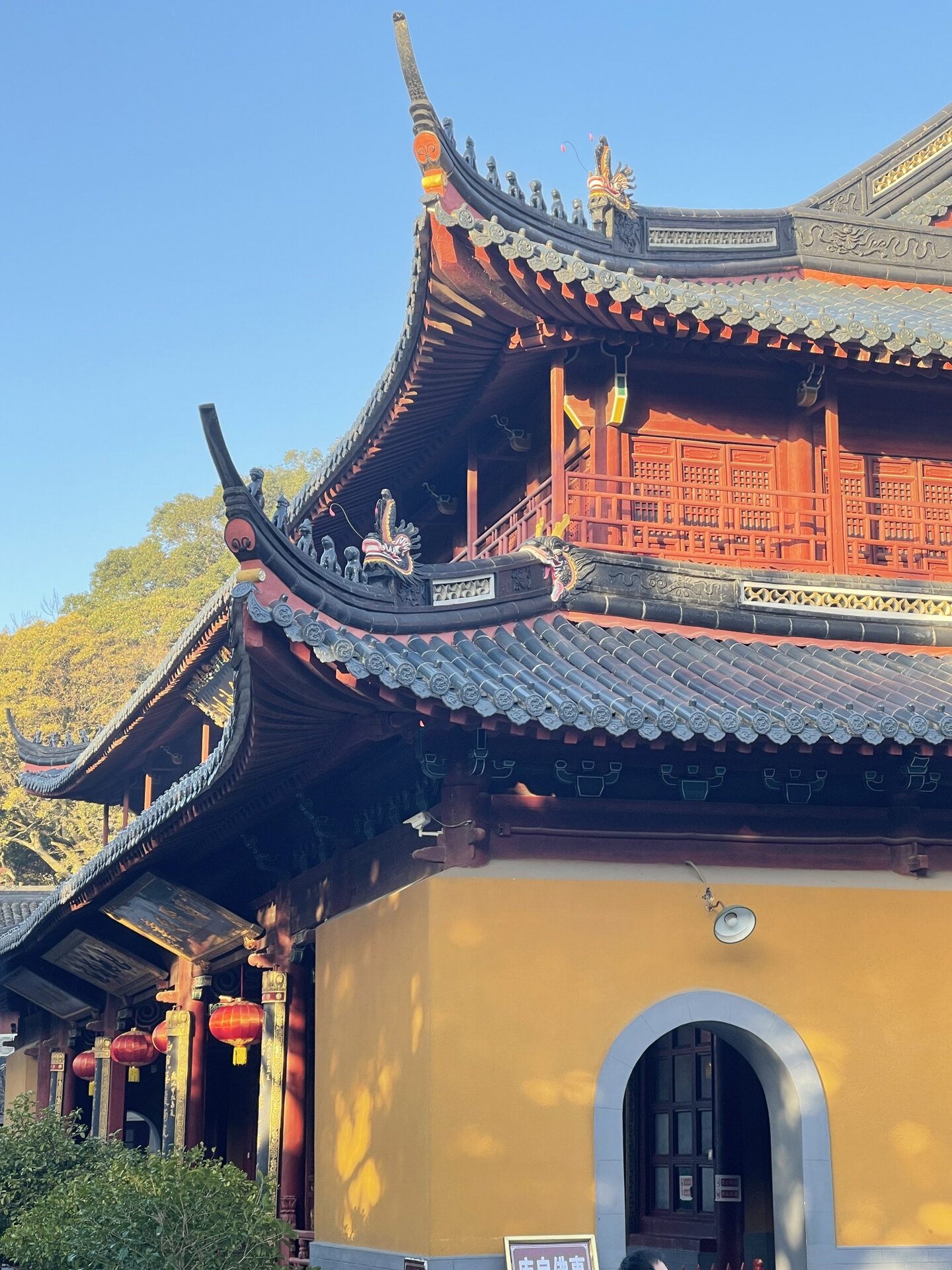 普济禅寺 普济禅寺又称"前寺",规模最大,也是 普陀山 的第一大寺院