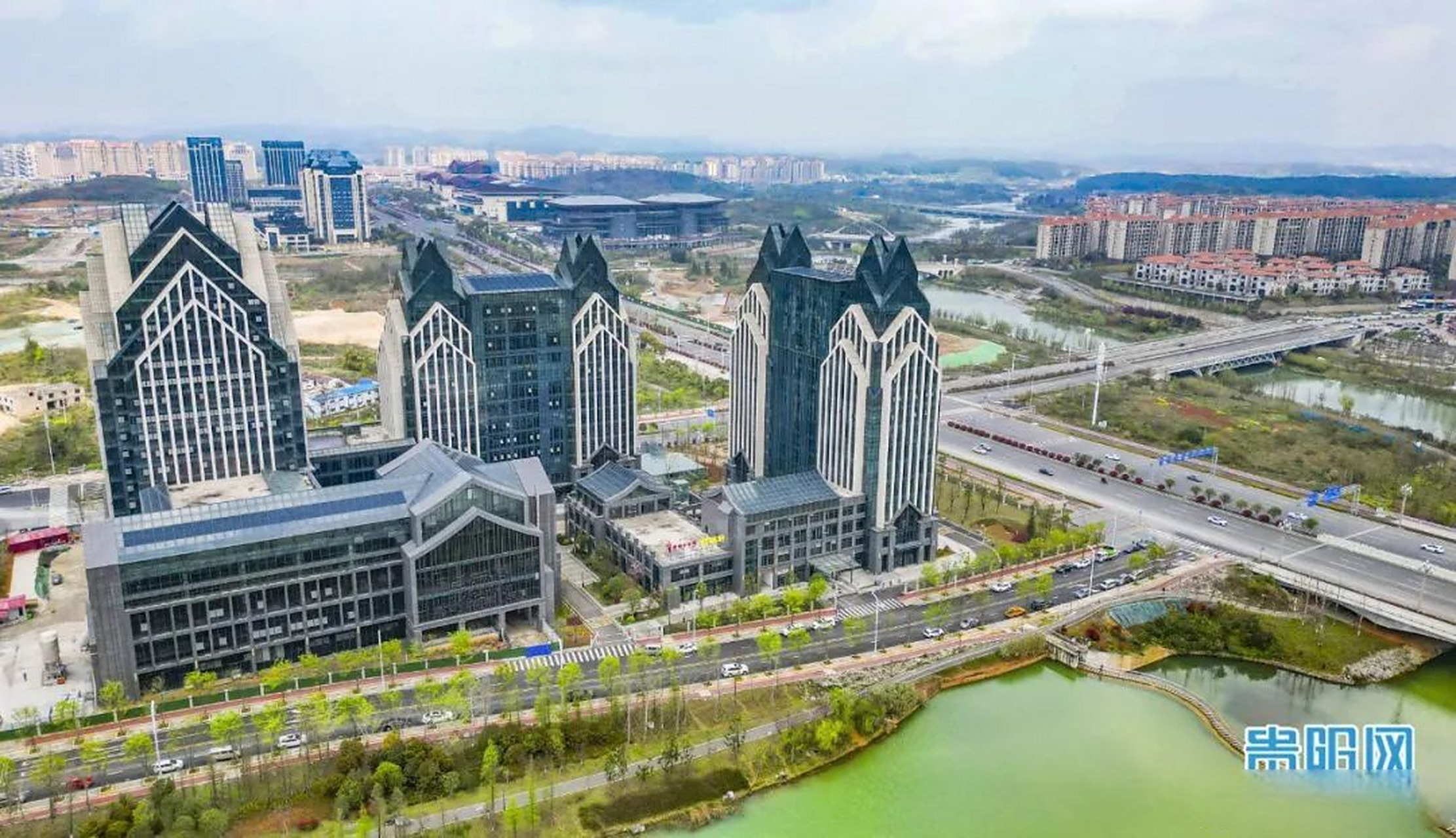 【贵阳大数据科创城加速"城"长】莺飞草长,生机盎然,正是贵安四月天.