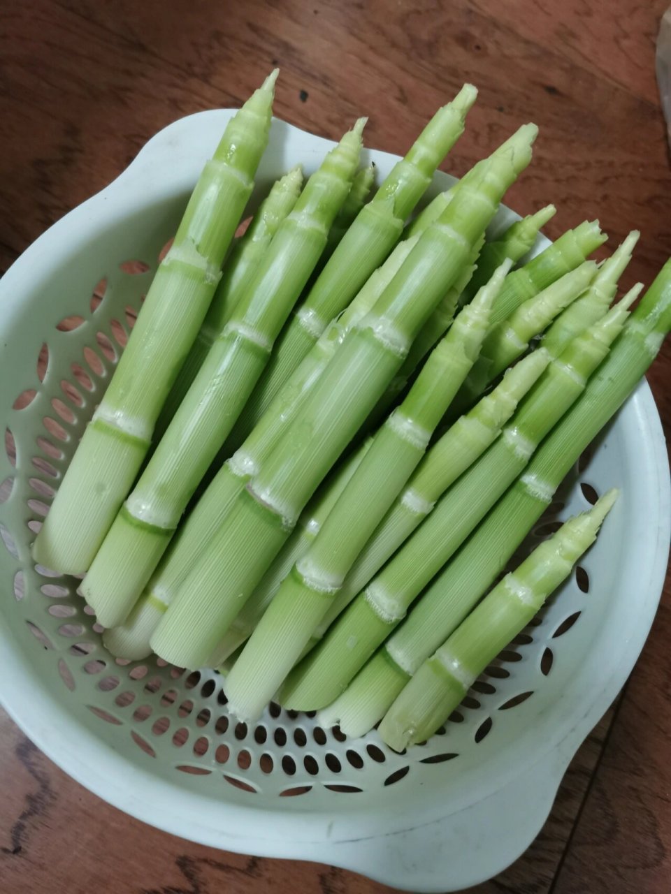 芦苇笋后续,尝过了,很嫩,好吃🎍