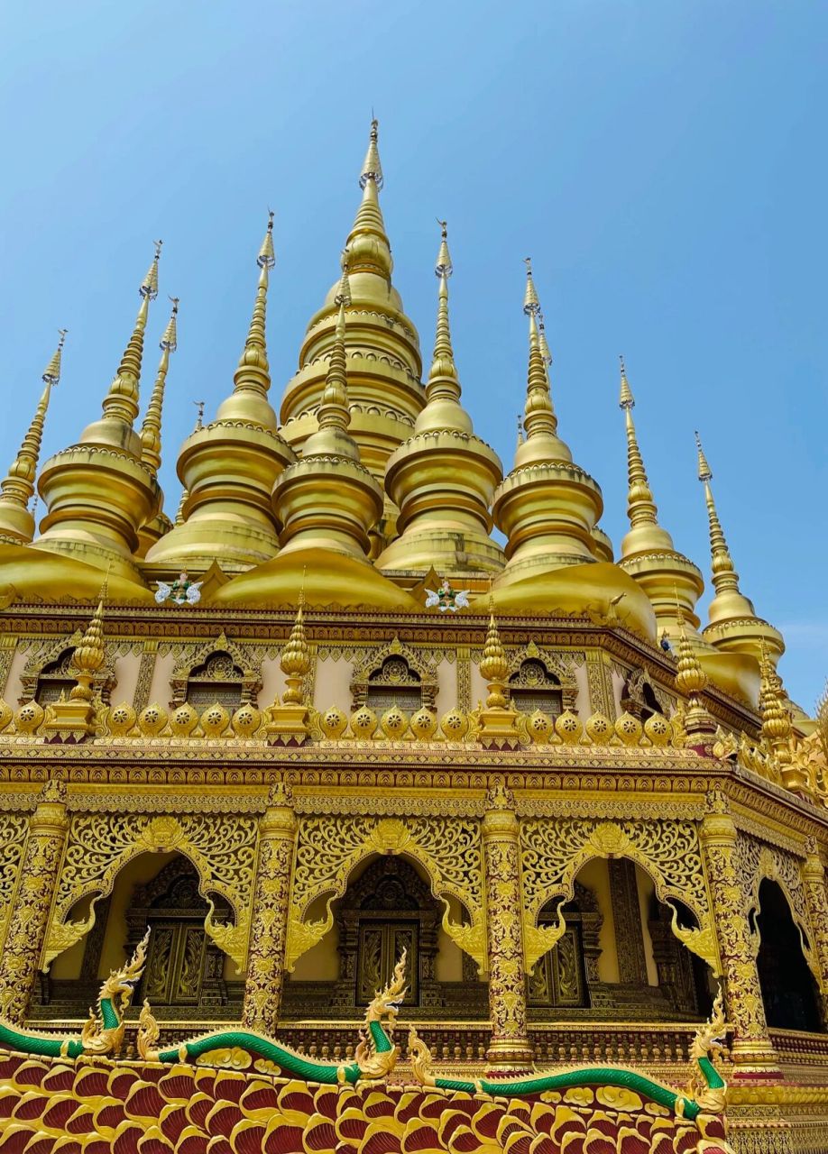 王朝的皇家寺院"景飘佛寺"的原址上恢复重建的,"景飘佛寺"是傣族历史