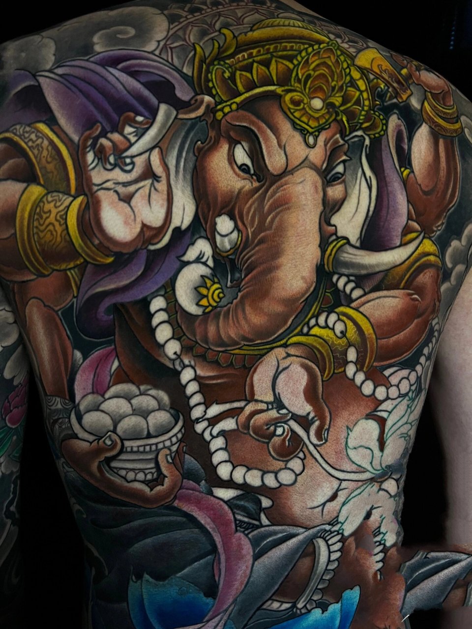 满背象神纹身