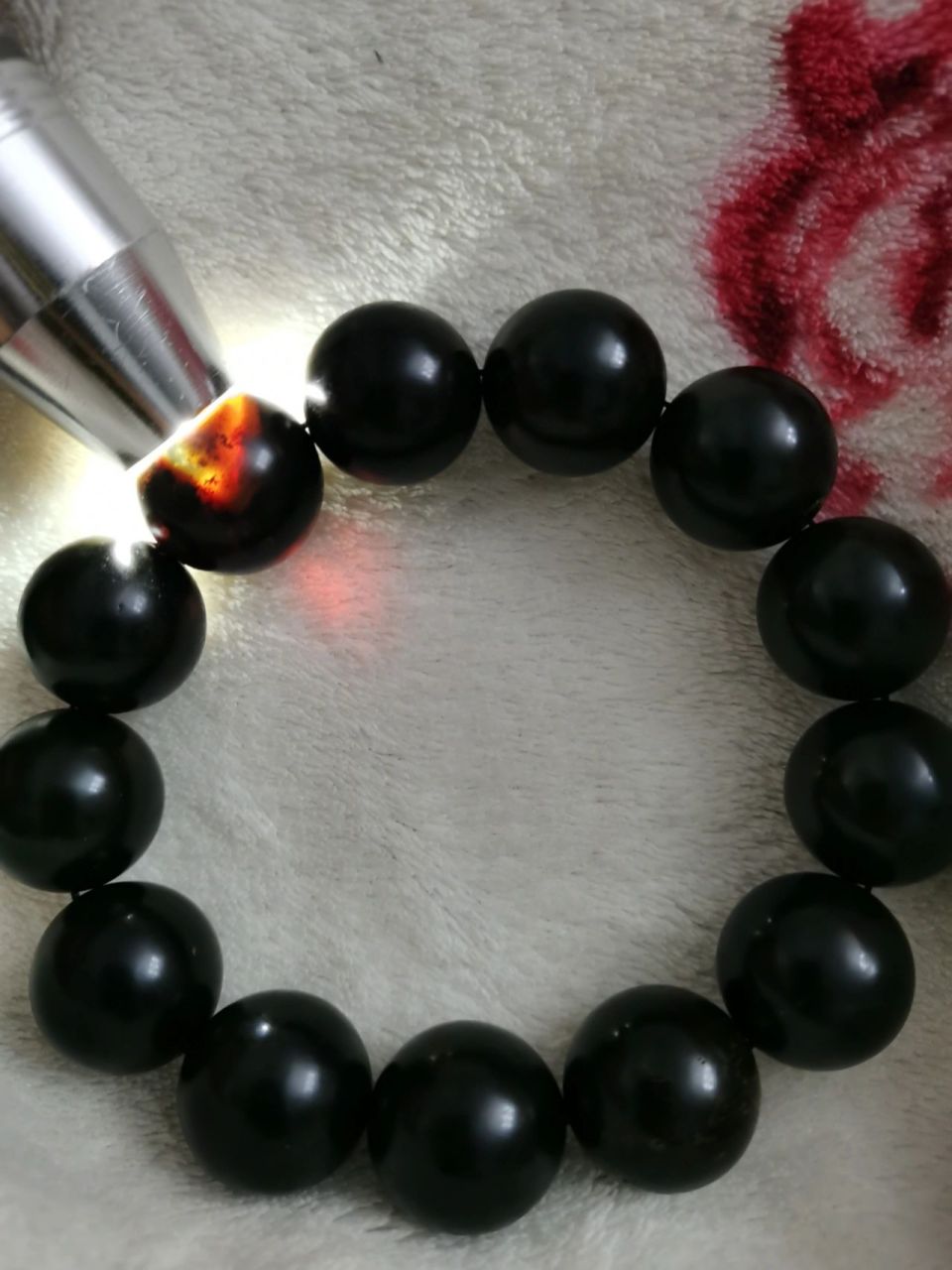 懂得帮看看真假 懂得帮看看真假说是药珀手串,到手的时候是磨砂的,盘