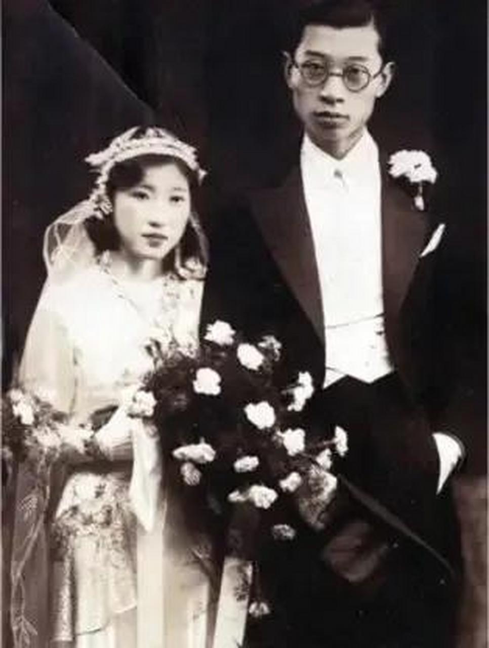 之后,傅雷和成家榴在里面谈情说爱,朱梅馥在外面当牛做马,他们的孩子