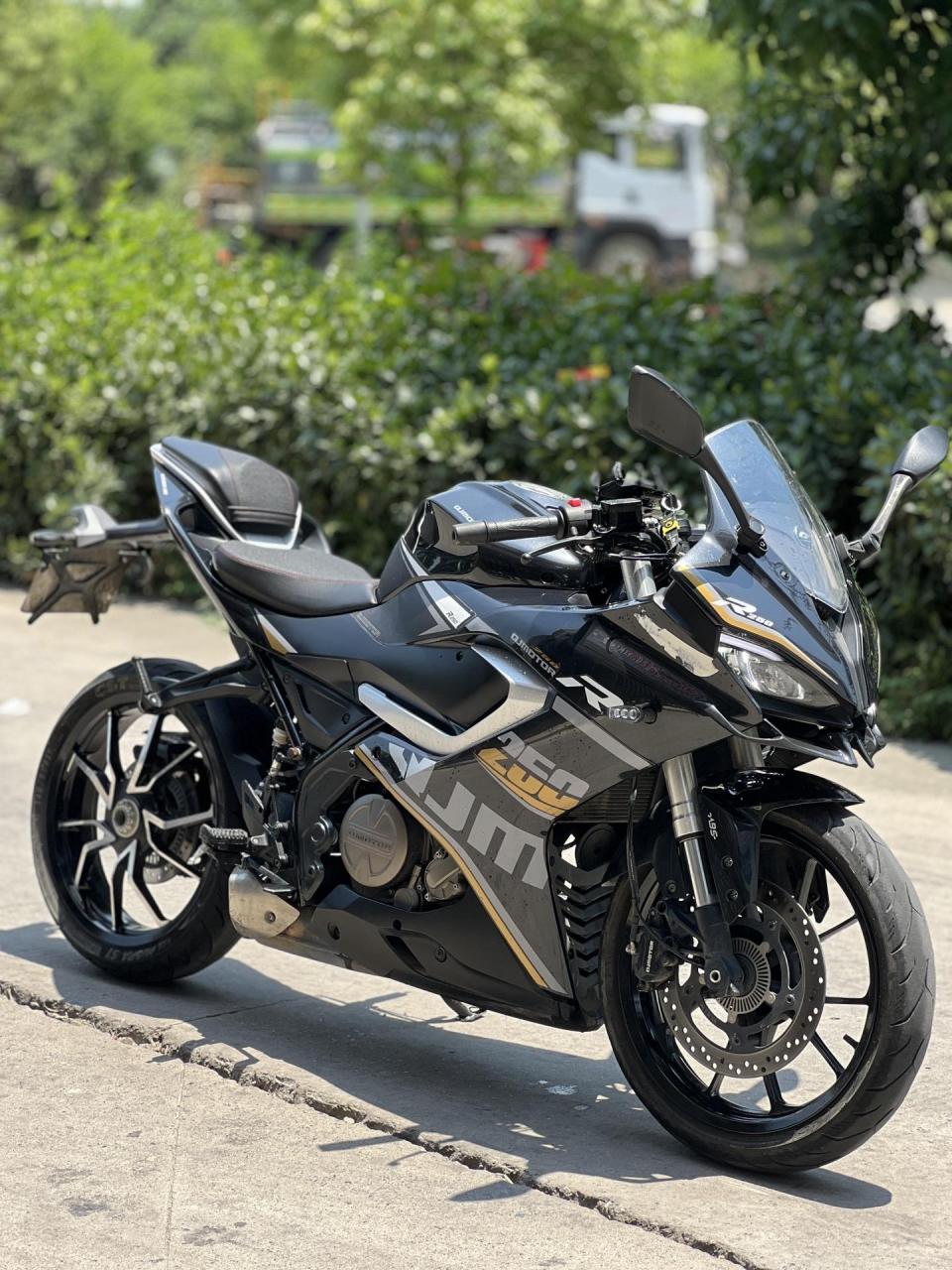 22年钱江赛250犟版,单摇臂,安全行驶六千公里,手续齐全,成色精品,一个