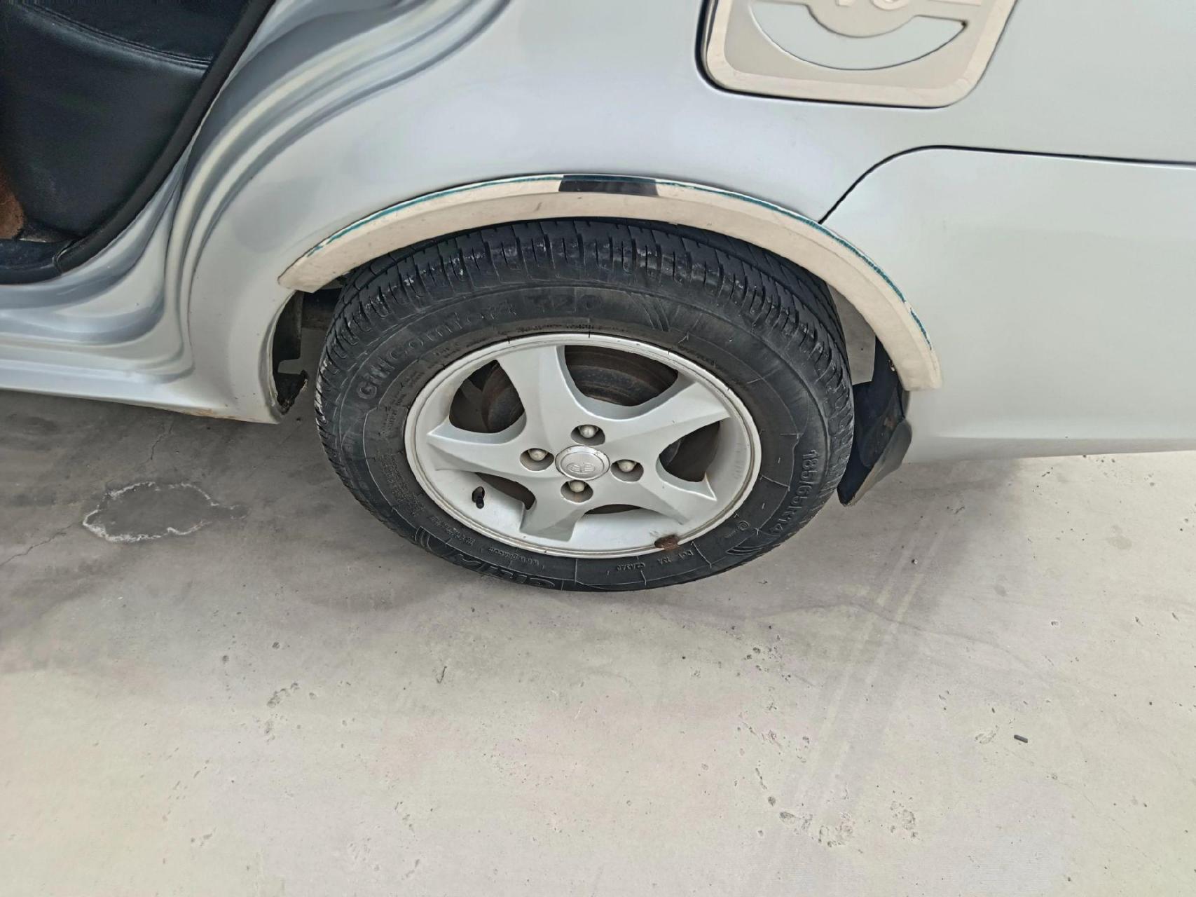 刚换2条新轮胎,开着非常好,审车保险都到12月,无任何暗