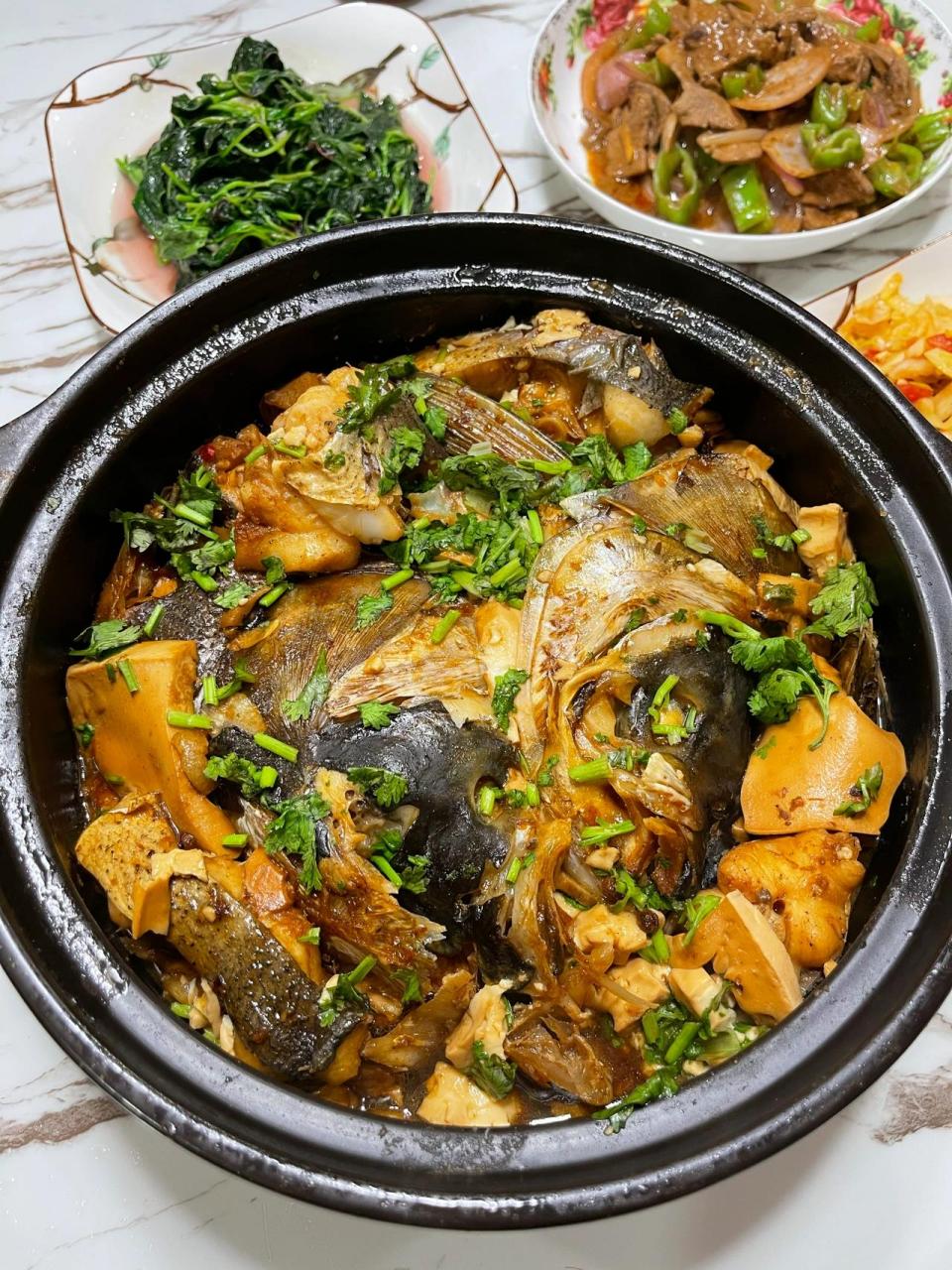 不加一滴水的砂锅鱼头煲97鲜掉眉毛太好吃 之前发过一篇类似的砂锅