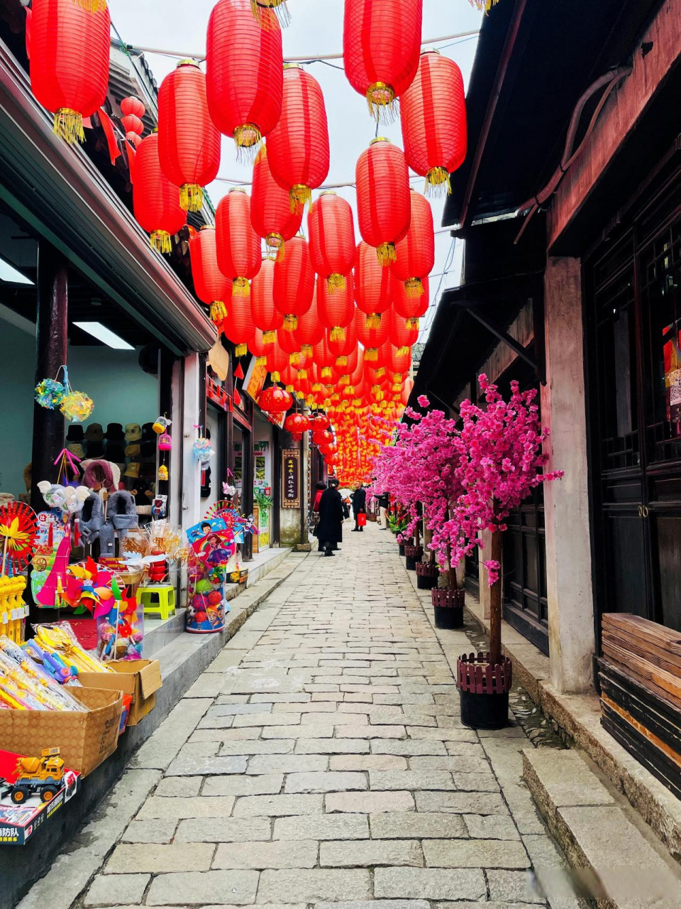 千灯古镇,隶属江苏昆山市,据说原来叫"千墩",因当地人"墩"和"灯"芬趑