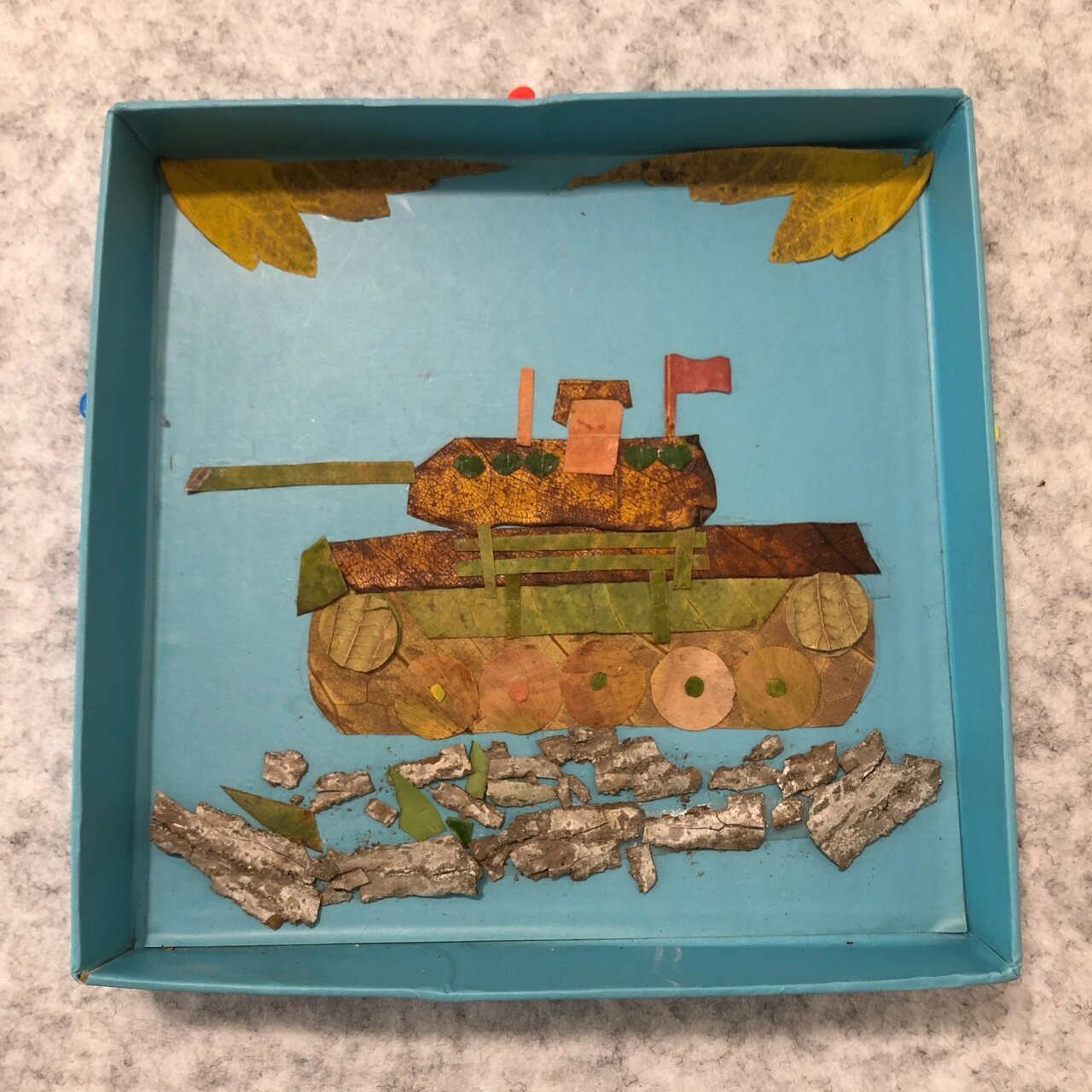 树叶贴画坦克--幼儿园亲子手工 上午去捡落叶,交幼儿园作业.