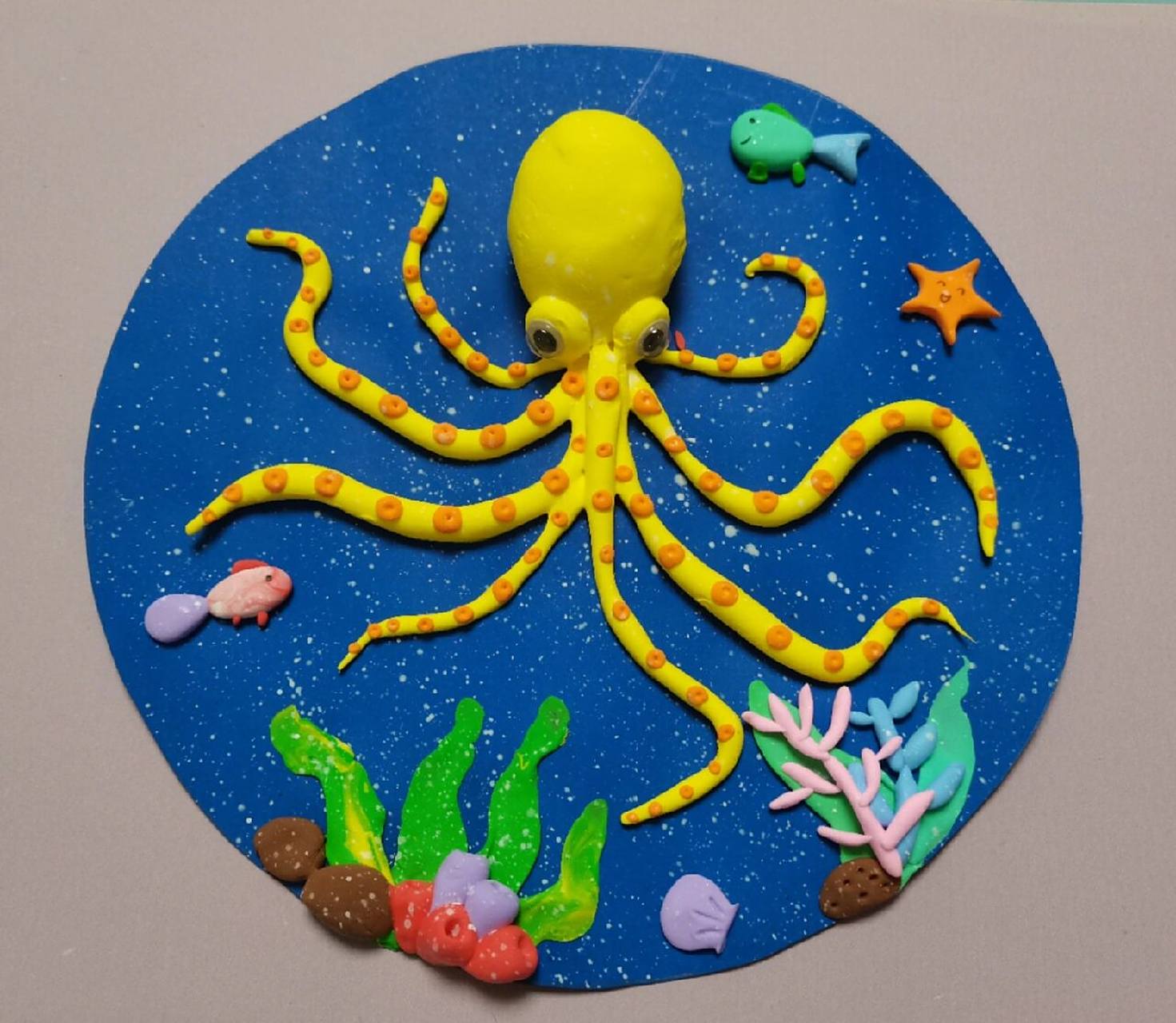 超轻粘土——章鱼哥 (图二是一年级孩子的作品) 材料:蓝色卡纸,超轻