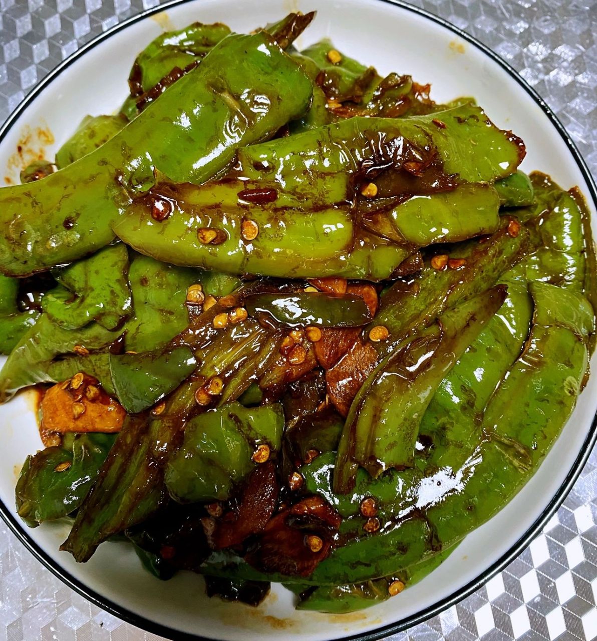 超级无敌好 99做法99 1,青椒去蒂洗干净用刀拍扁一下,切点蒜片