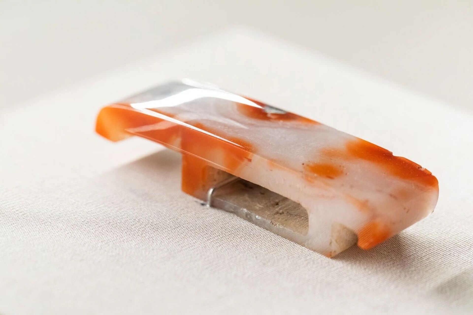 玉剑璏 魏晋 剑璏 内蒙古博物馆藏 剑璏为剑饰之一,位于剑鞘的中下部