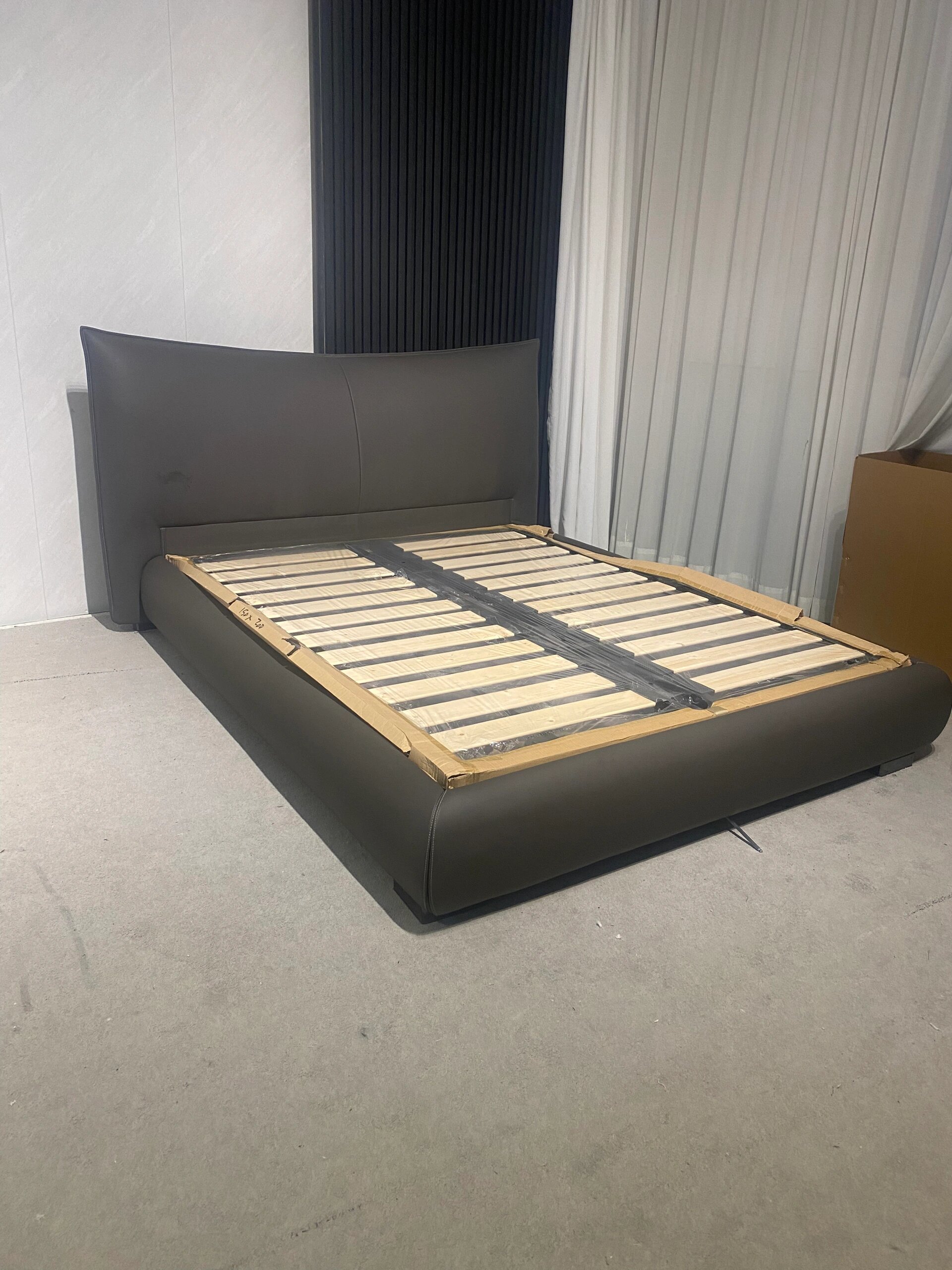 意式极简轻奢卧室皮床