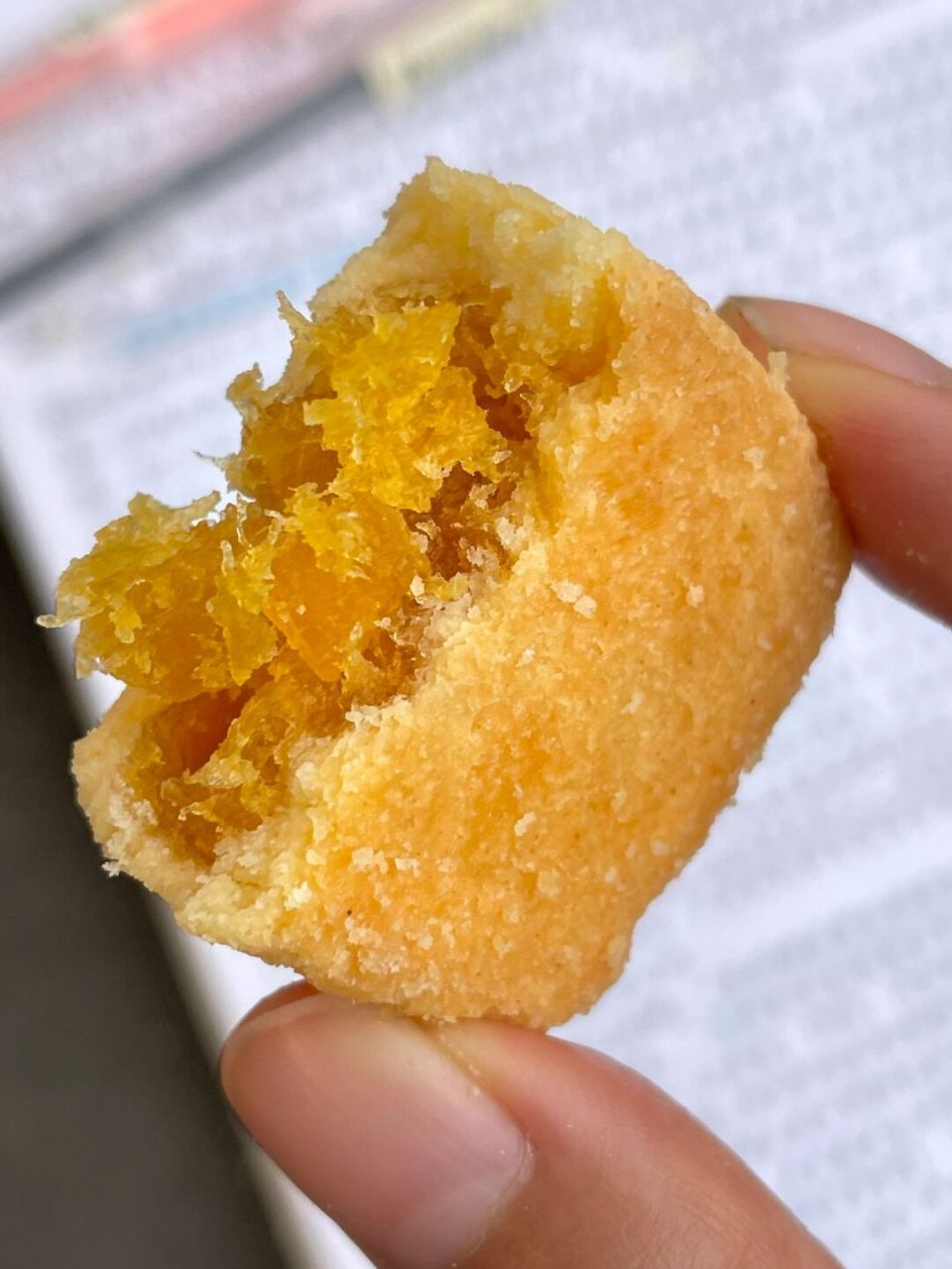 饼皮酥软～内馅饱满的风梨酥~ 里面是满满的凤梨丝果肉~ 酸酸甜甜的!