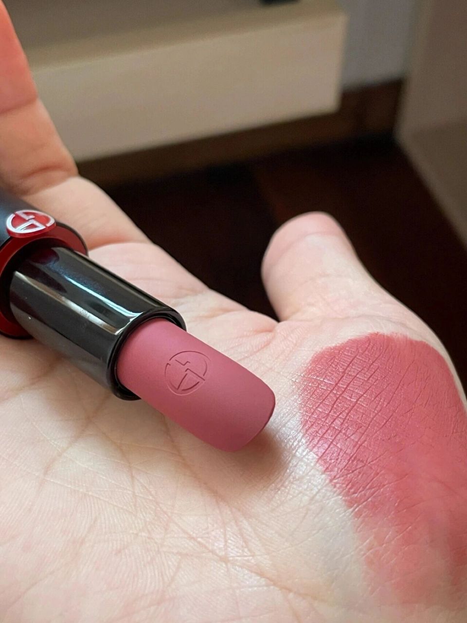 阿玛尼红黑管105黄皮试色  粉调干枯玫瑰色 厚涂会带点豆沙色 很抵嗲