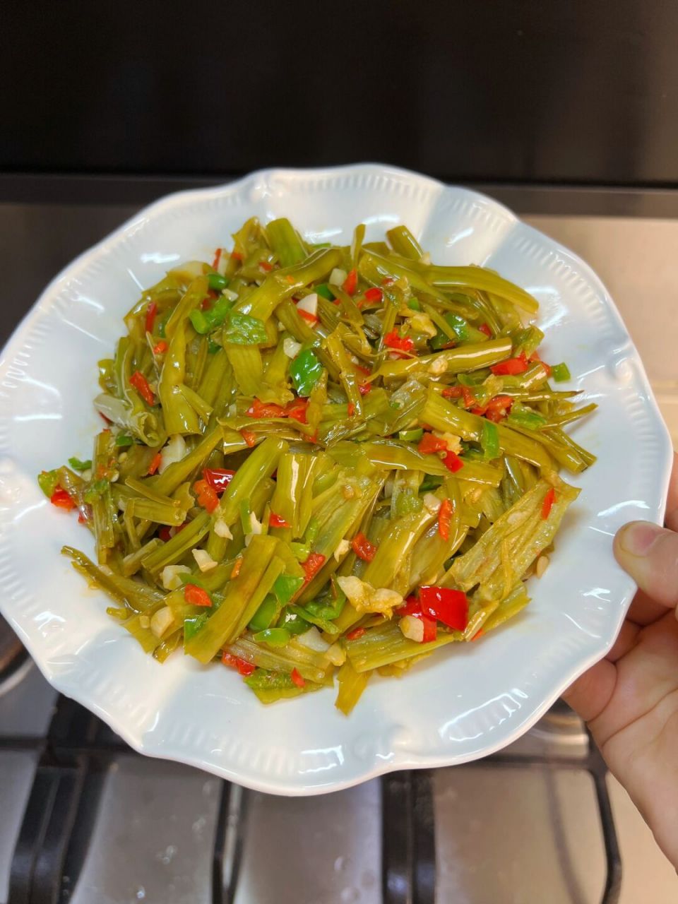 酸辣空心菜梗,做法巨简单,配粥下饭都很绝～ 今天又是空心菜啦[庆祝]