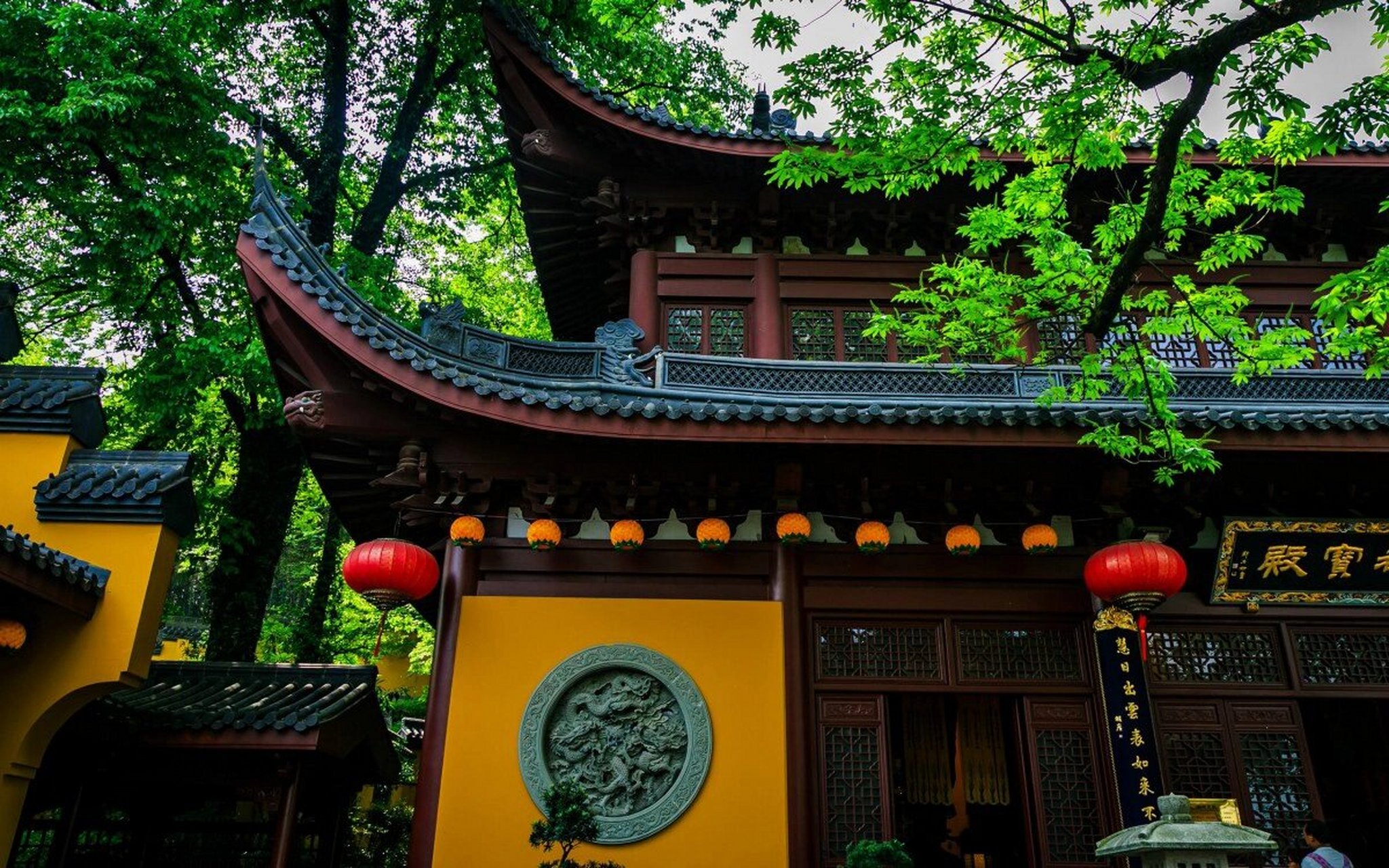 灵隐寺 灵隐寺,中国佛教古寺,又名云林寺,位于浙江省杭州市,背靠
