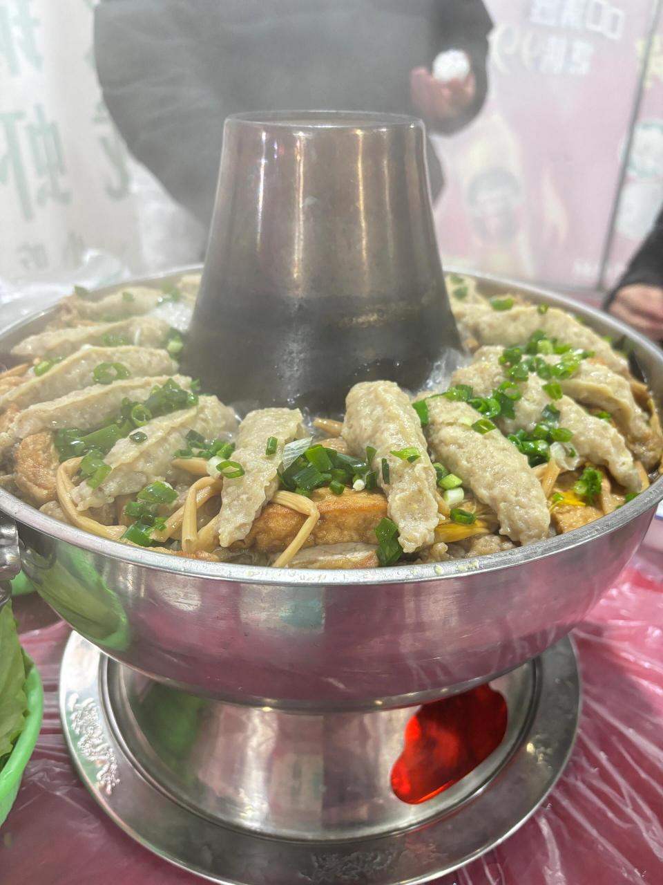 宜宾高县土火锅   宜宾的美食真的很多,还很有特色,土火锅中间是放