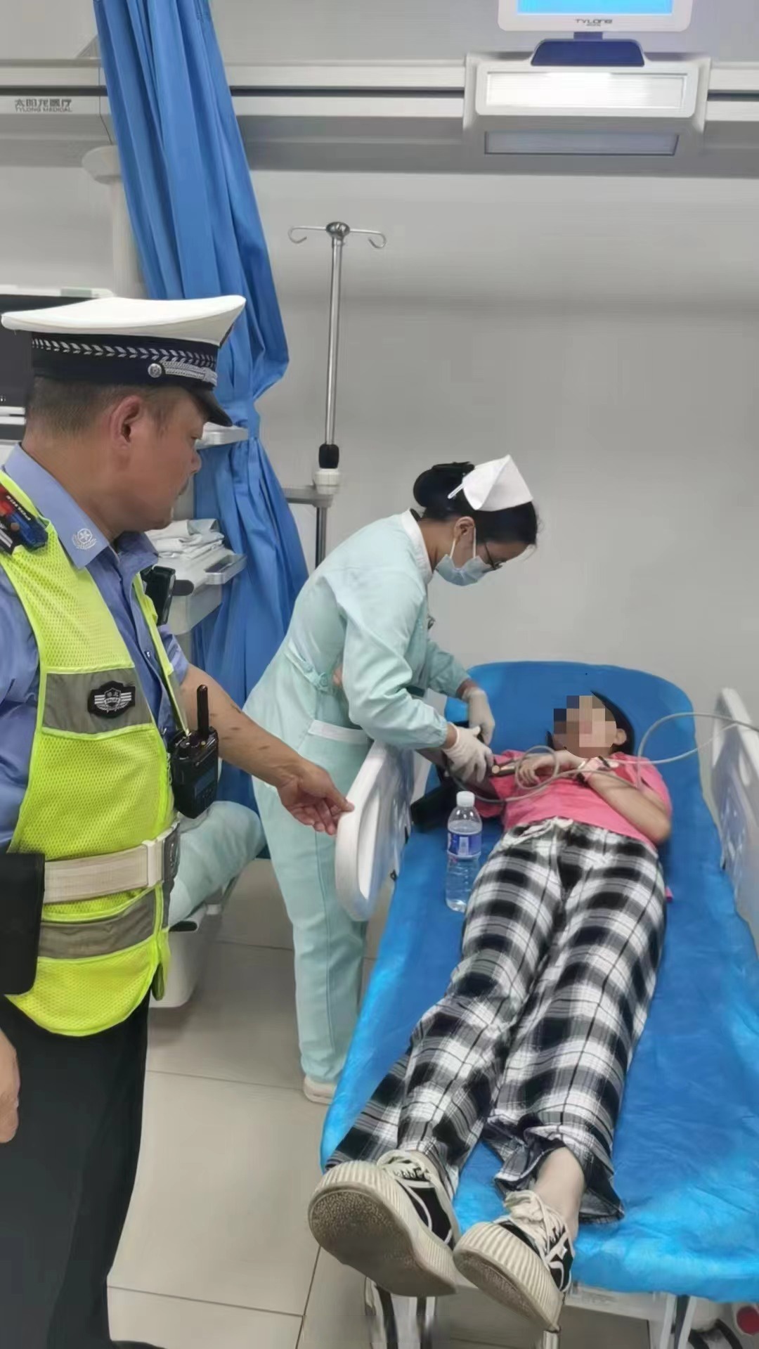 【小女孩中暑晕倒 大桥交警热心救助】#武汉交警微视角#  (通讯员