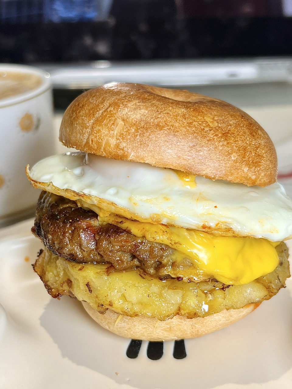 真香警告🍔超级爆汁的菠萝牛肉堡 菠萝汉堡真香 谁懂啊 咬一口汁水