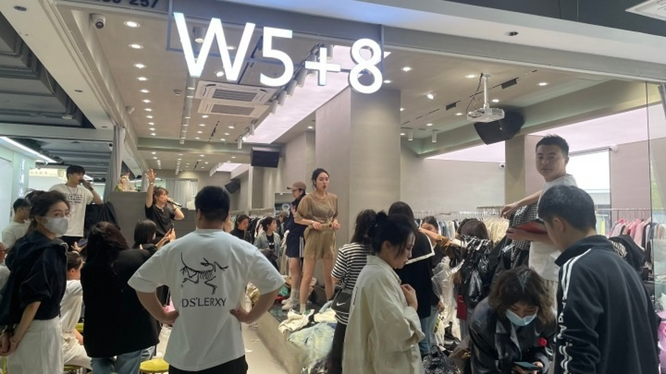 【杭州四季青商户说封禁直播后线下客户多了】今年3月6日起,杭州四季