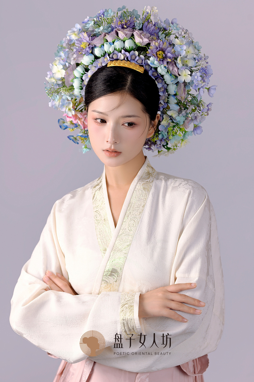 盘子女人坊超话   "气若幽兰,华容婀娜" 当古典簪花围与明制风情交融
