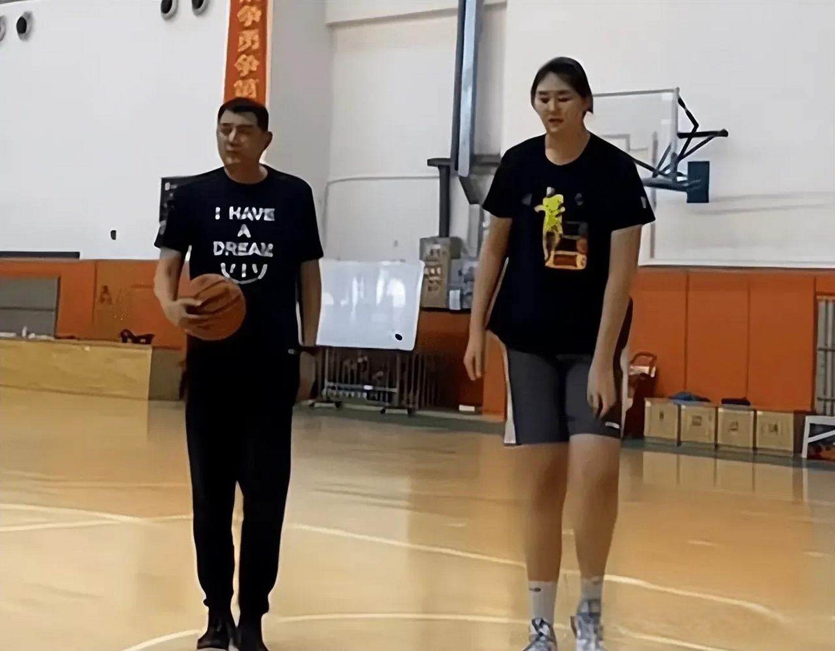 作为一个只有16岁的球员,张子宇身高超过了姚明,这无疑给人留下深刻的