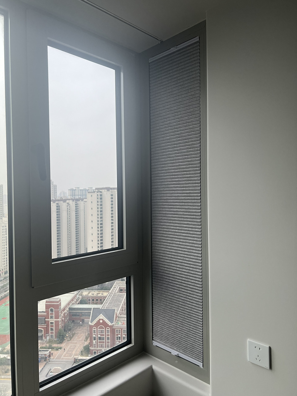 再也不需要安装拐角窗帘啦 推荐这个百叶帘,拐角窗户不用安装拐角轨道