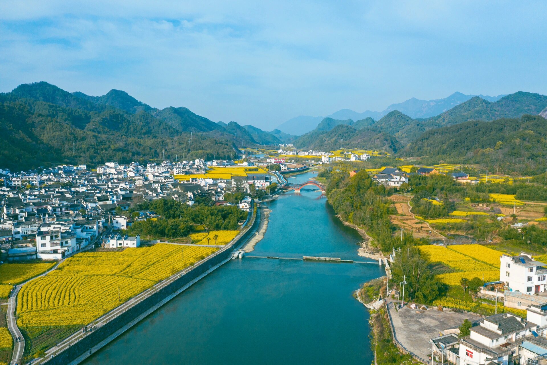 绩溪龙川油菜花 龙川的油菜花在皖南是不可错过的打卡点 停车9315