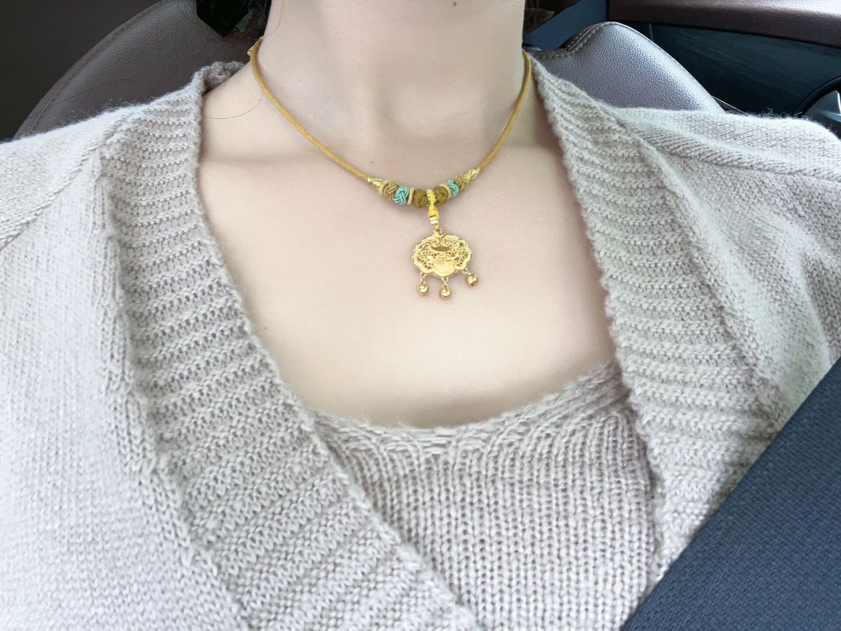 金店买的 金锁编绳 这也太好看了吧～美哭了好嘛 本来编绳用的是红色