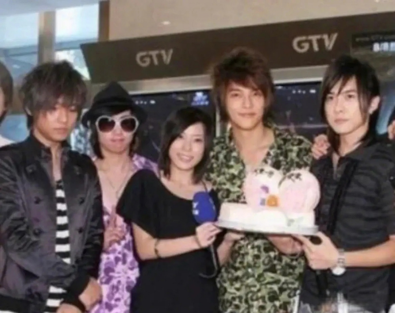 汪东城,炎亚纶,唐禹哲三人同框的场面,感觉只有炎亚纶受伤了[笑哭][笑