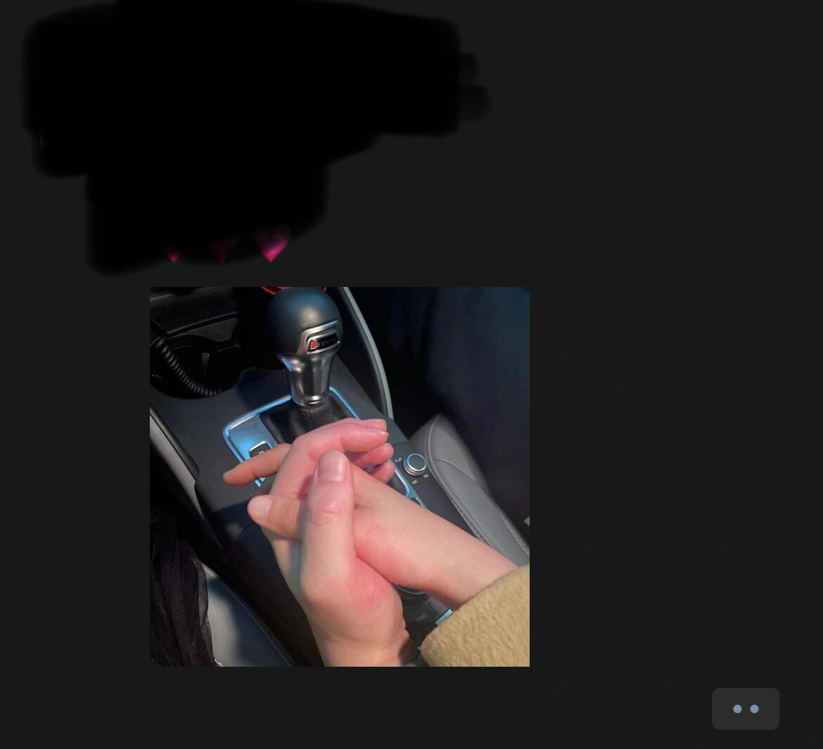 男生真的很喜欢晒车内牵手照作为官宣图诶