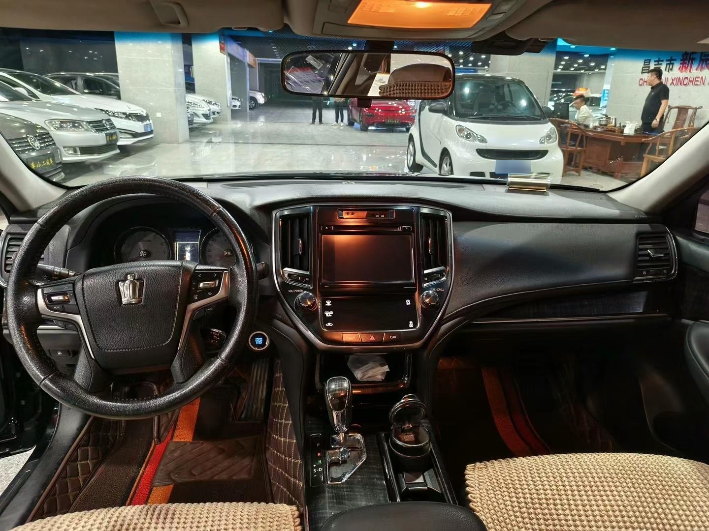 最新到店  16年7 上牌的丰田皇冠,新款水晶标时尚版,办下来30多万!2