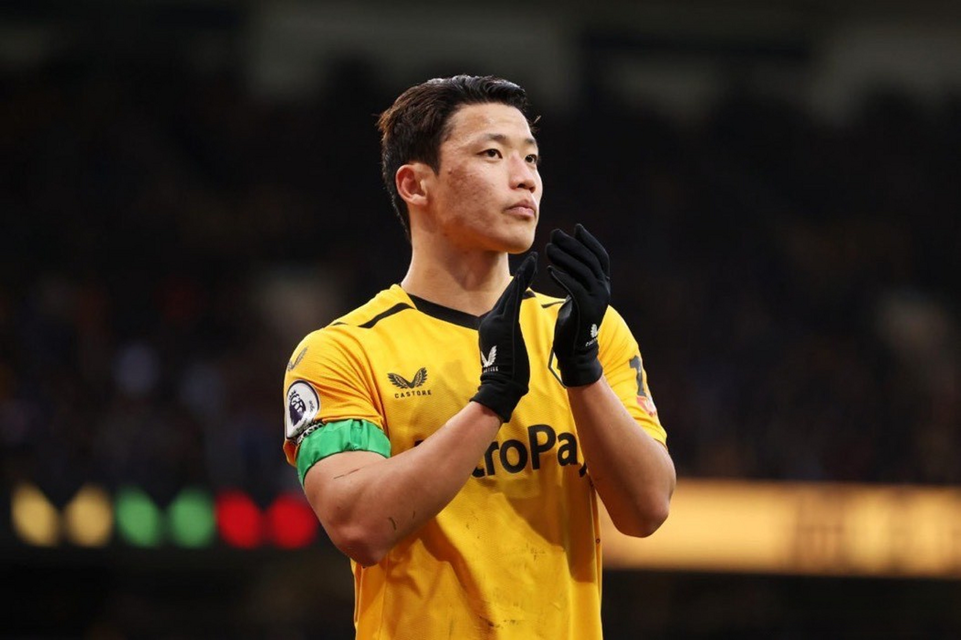 迟到的首胜！狼队 3-0 横扫西汉姆，黄喜灿独造两球！