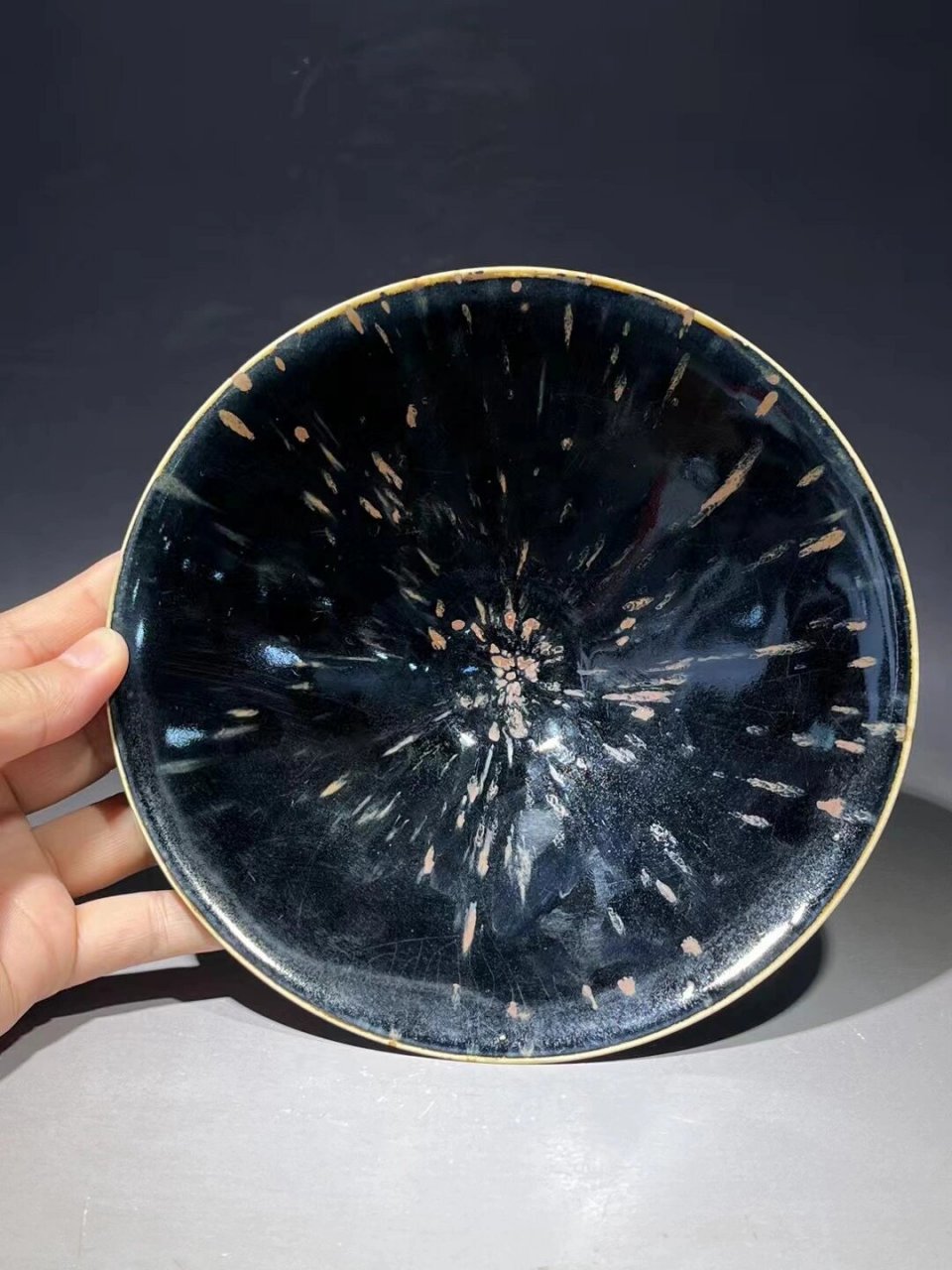 定窑黑釉天外飞仙斗笠碗