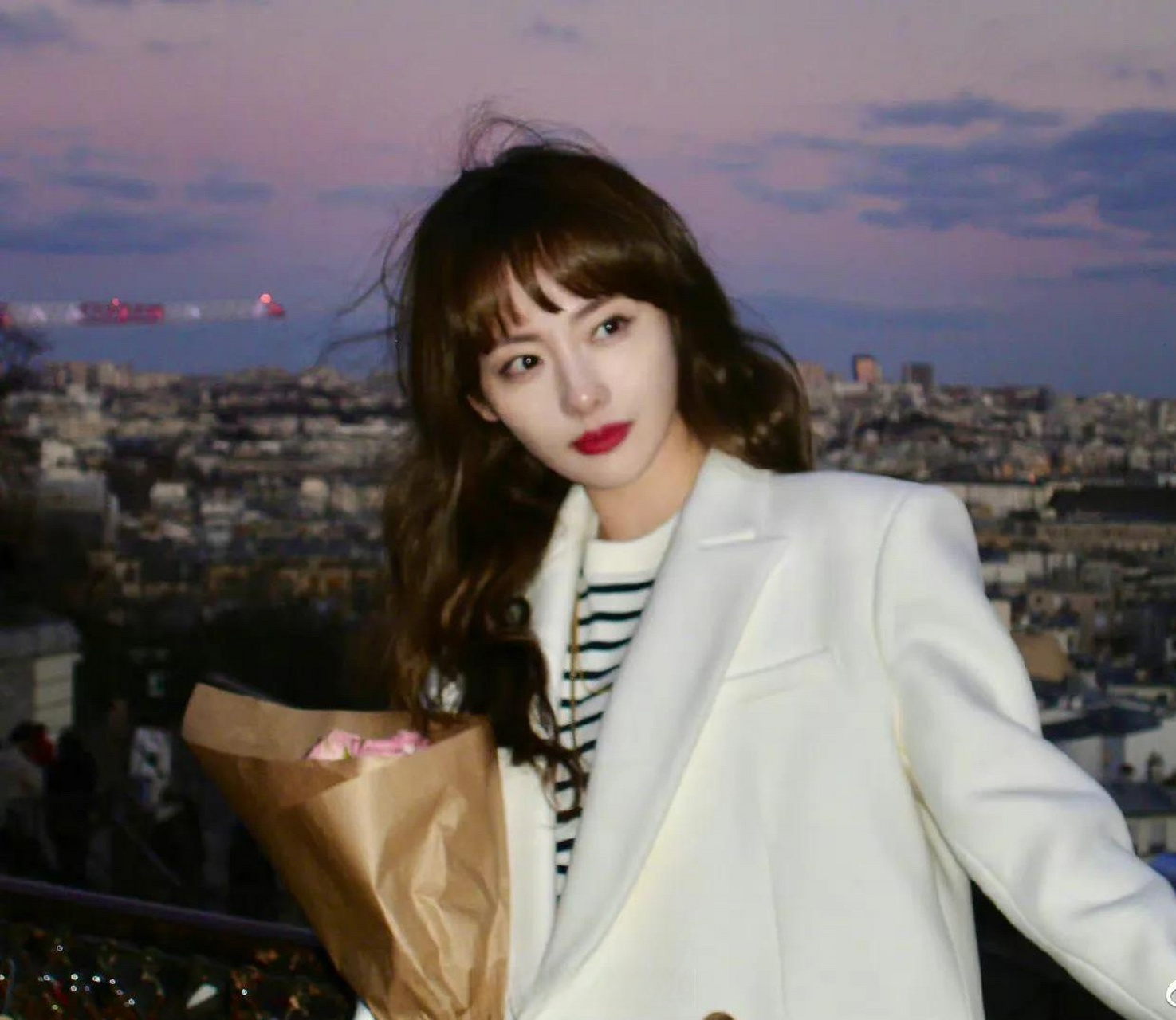 张嘉倪这组照片有点氛围感女神的意思,齐刘海真的太减龄了.