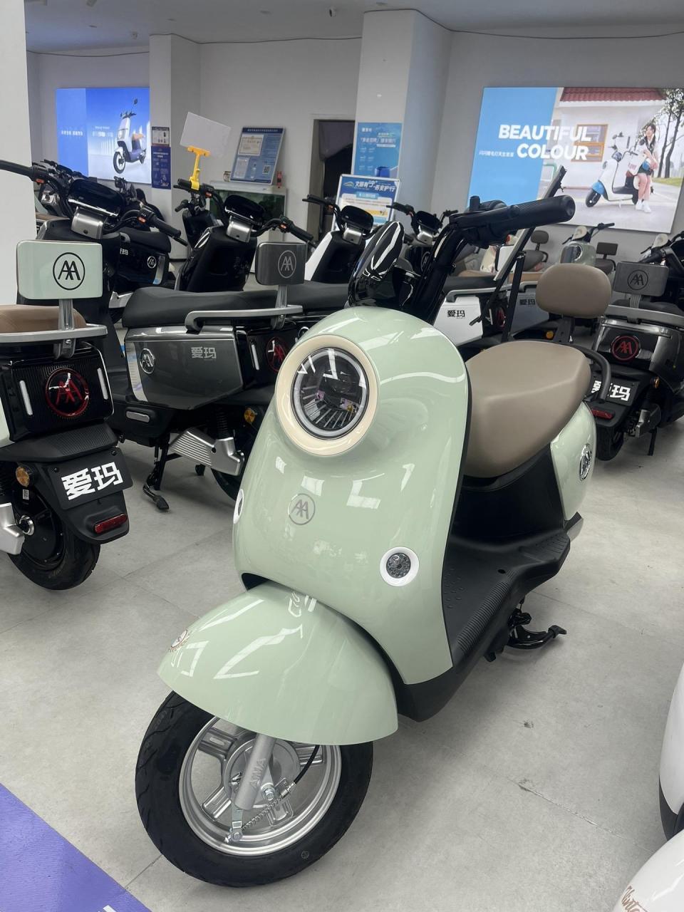 如何使用爱玛爱朵的功能键呢?性价比高的电动车推荐 高颜值电动车