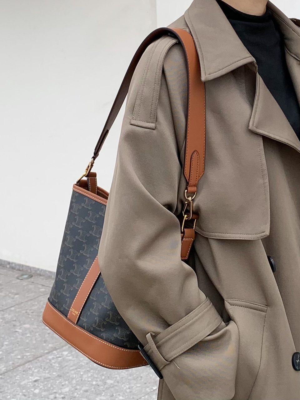 给我的celine水桶换了根肩带炫起来更舒服95 celine水桶包也能摇身