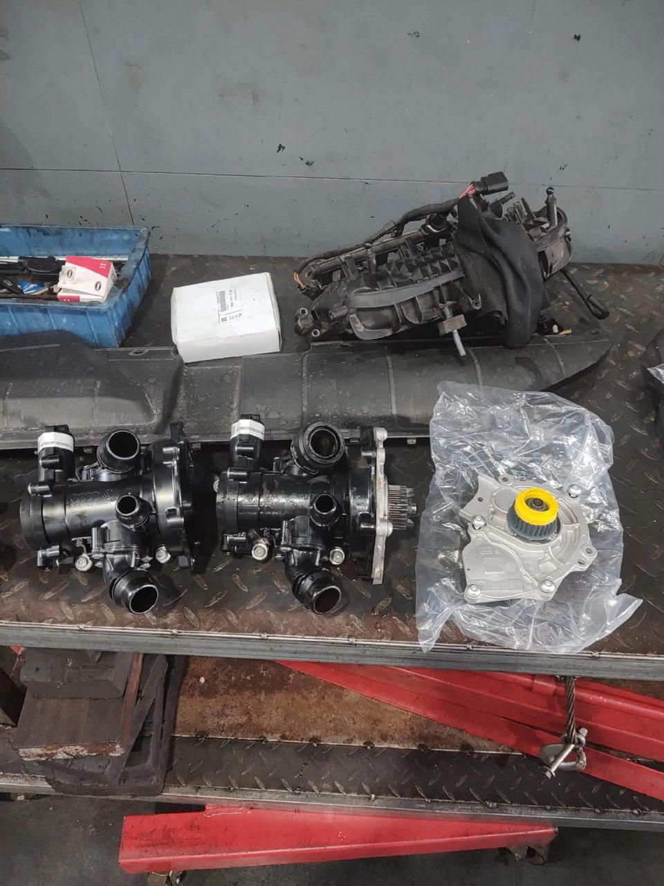 奥迪a4l,更换水泵,节温器及上下水管