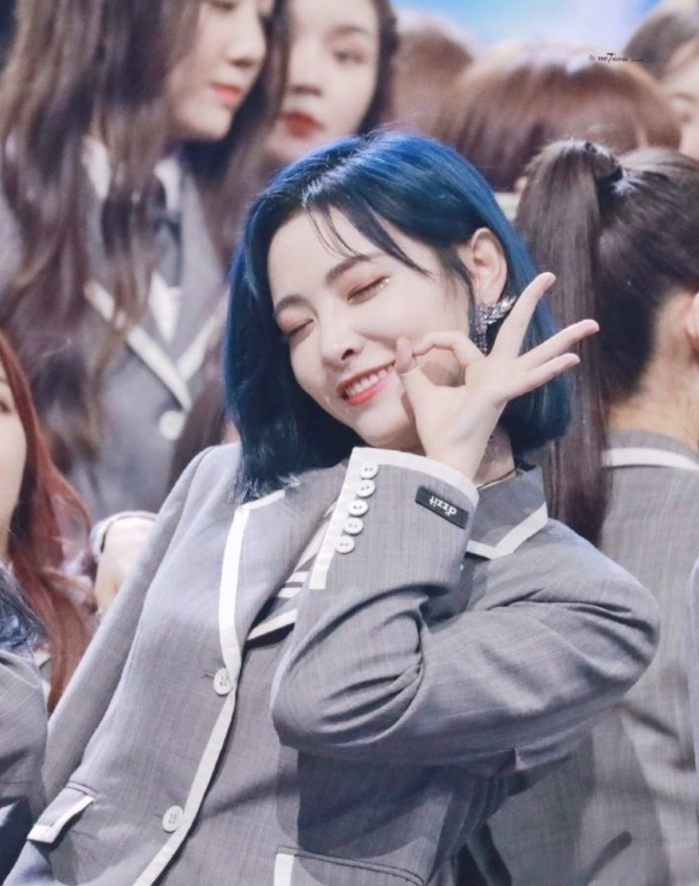 许佳琪戴萌挽手逛街 美女就是要贴贴,许佳琪戴萌挽手逛街,还互相喝