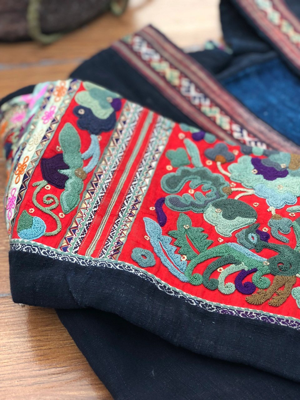 台江苗族刺绣|苗族皱绣对襟女上衣 台江是全国苗族比例最高的县,苗族